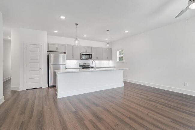 Foto del edificio - NEW Construction! Bonus OFFICE space! $100...