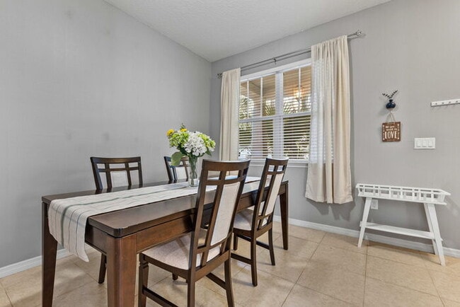 Foto del edificio - Corner Lot- Close to Disney- Four Bedroom Home for Rent