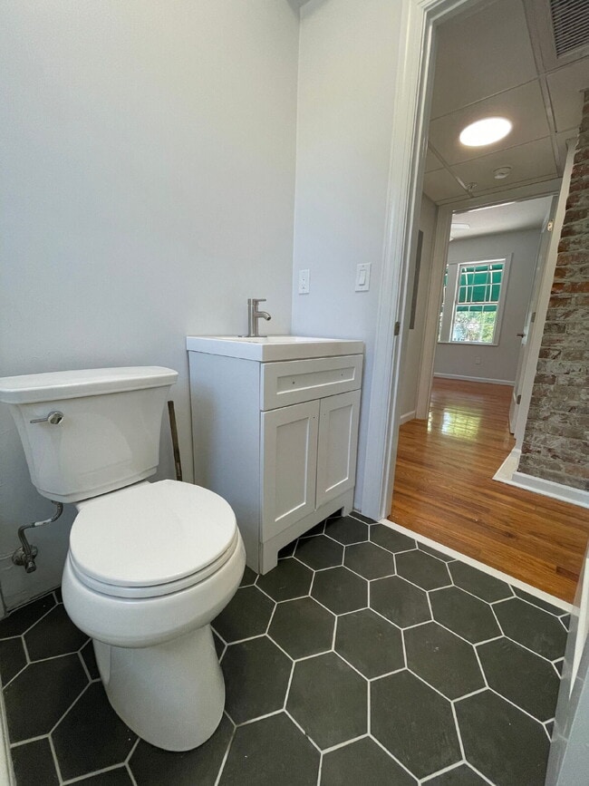 Building Photo - Recently remodeled 2/1 in Midtown!