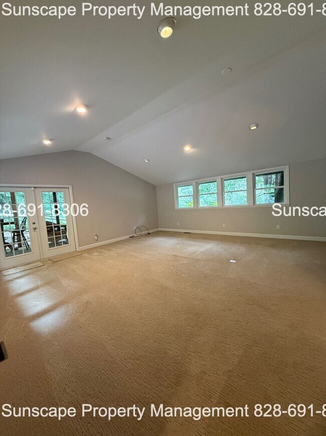 Foto del edificio - Spacious home in Fairview NC