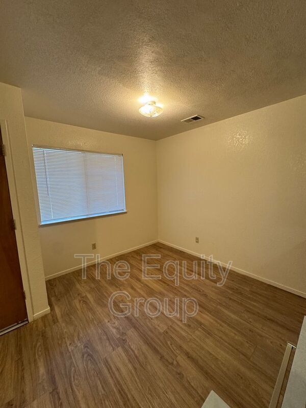 Foto del edificio - 703 E Noble Ave
