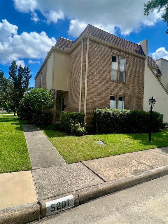 Foto principal - 5201 Woodlawn Pl