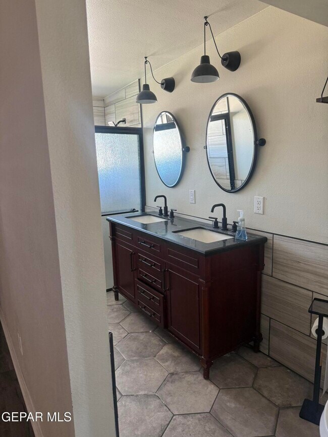 Building Photo - 3437 Kirkwall St