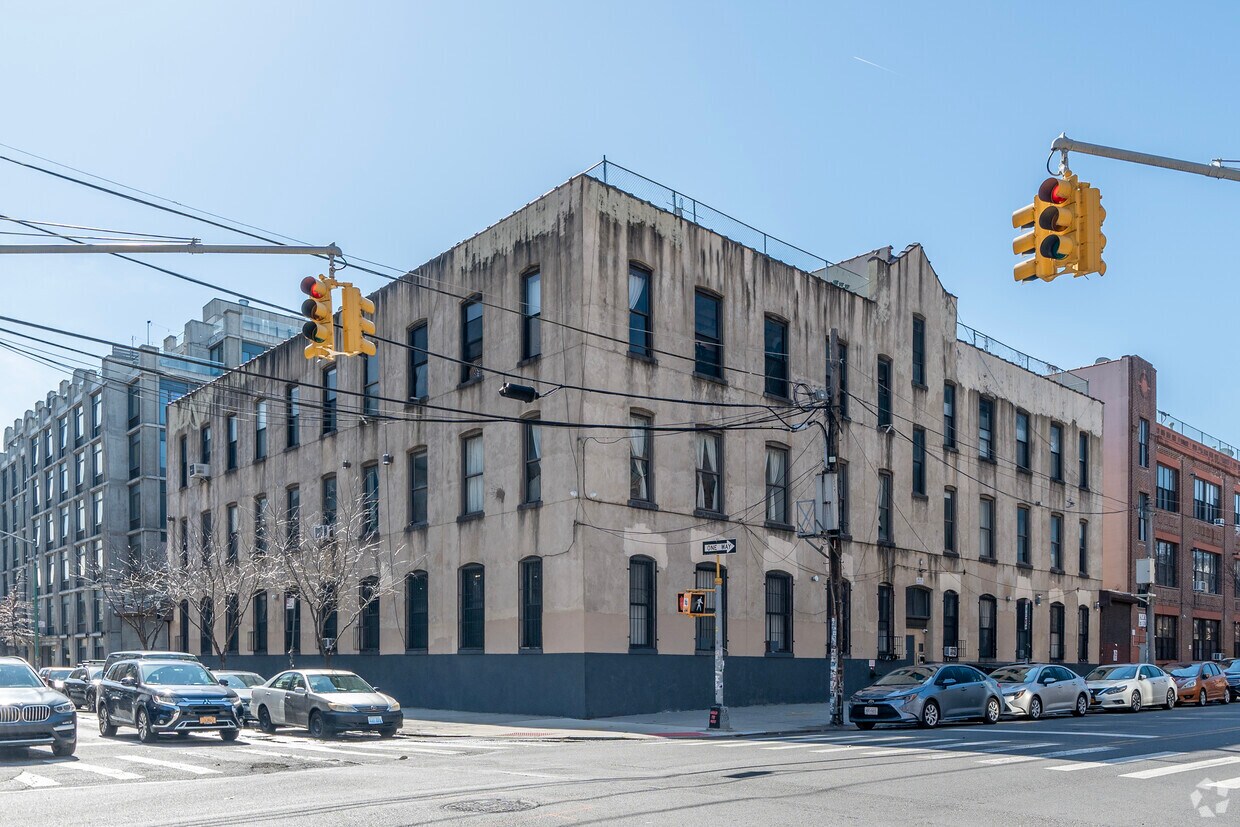 Primary Photo - 65-75 Roebling St