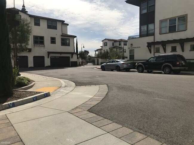 Foto del edificio - 3 br, 3 bath Condo - 9327 Alondra Boulevard 2
