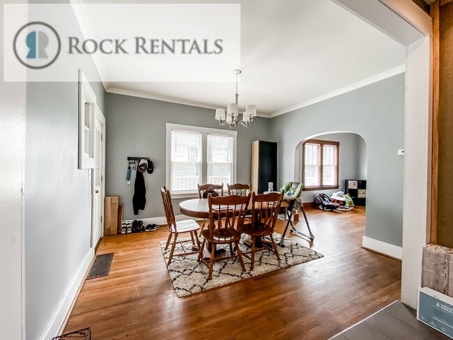 Building Photo - 4 Bed 2.5 Bath House in Convenient Location