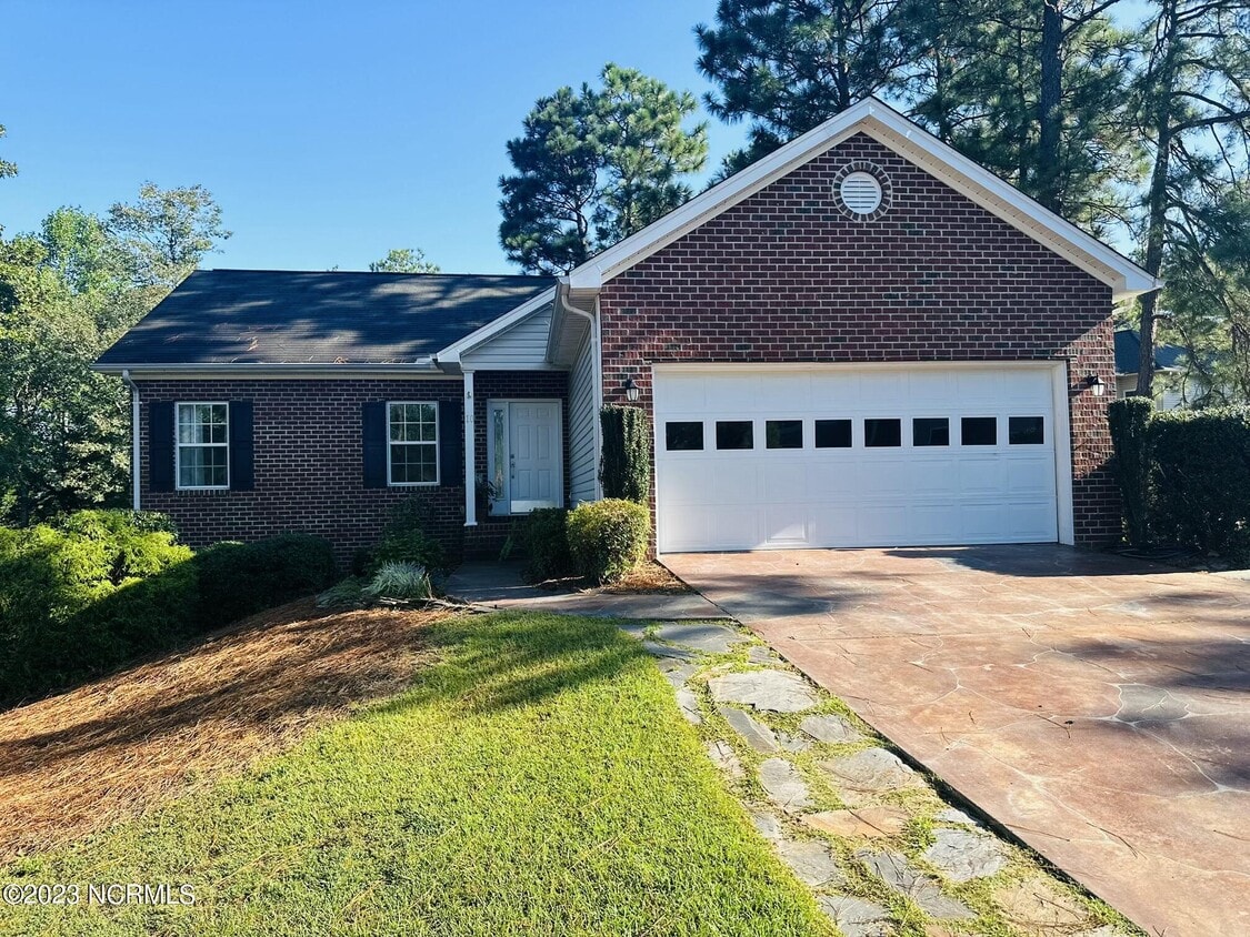 10 Lake View Dr E, Pinehurst, NC 28374 House Rental in Pinehurst, NC