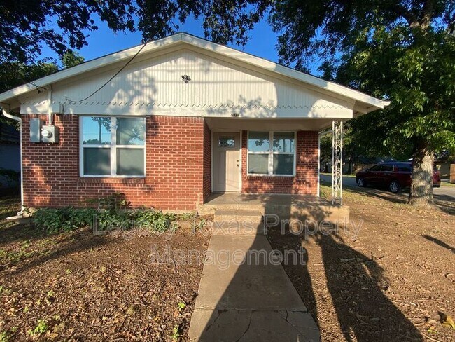 Building Photo - 702 S Wilhite St