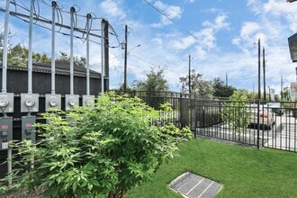 Building Photo - 829 Emile St