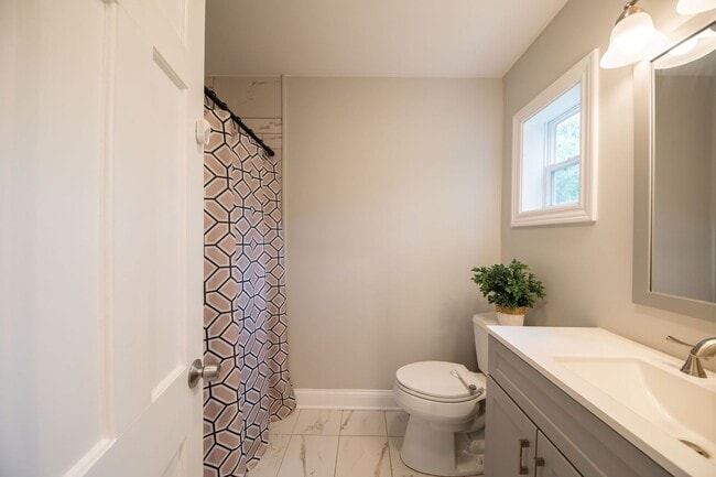 Building Photo - Fantastic and updated 4 bedroom home in Au...