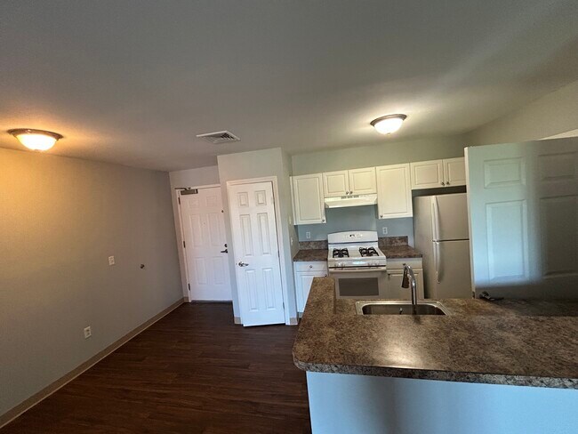 Building Photo - 2bed 2 bath