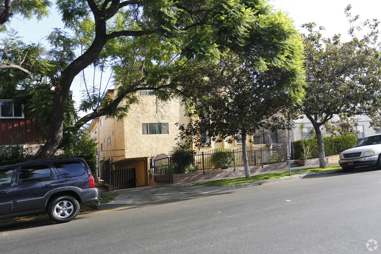 Edificio - 5811 Harold Way
