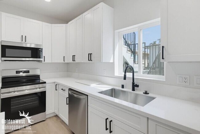 Foto del edificio - Beautifully Updated 1Bdm 1Ba Apartment with Private Rooftop Deck & Stunning Views!