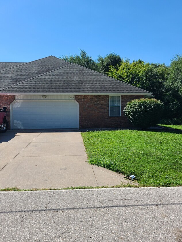 Foto principal - 604 W Hines St