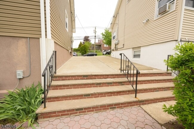 Building Photo - 487 MacArthur Ave