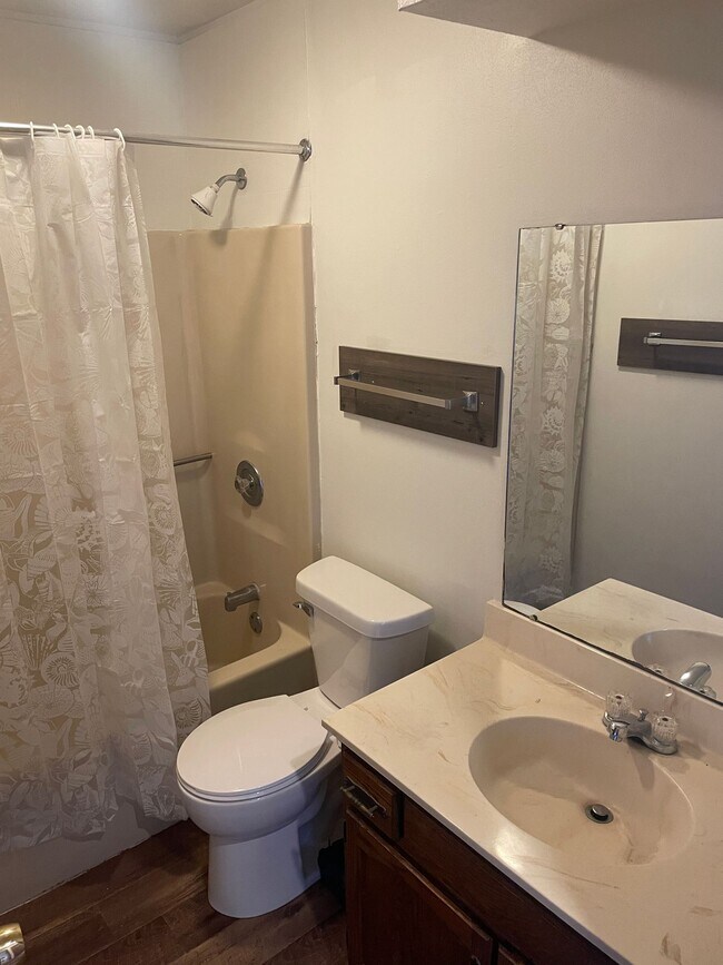 Building Photo - Immaculate Updated 1 Bedroom
