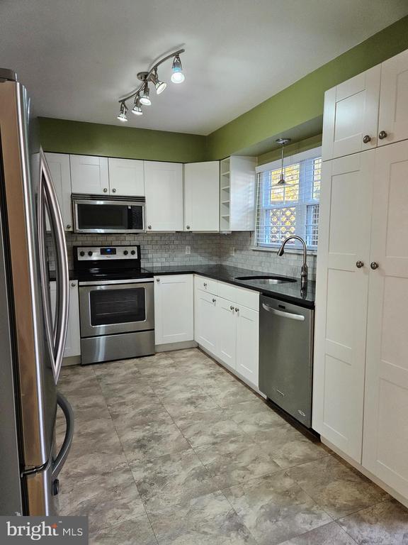 Building Photo - 6010 Lands End Ln