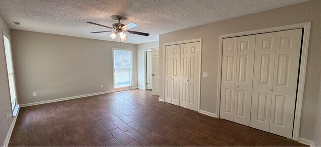 Building Photo - 112 Tres Dr