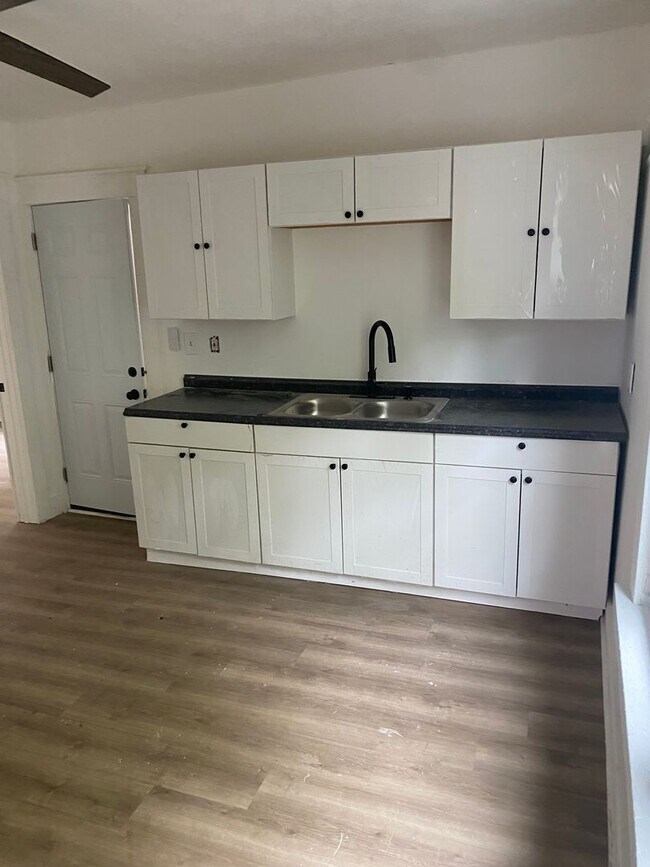 Foto del edificio - 2791 E 127th St