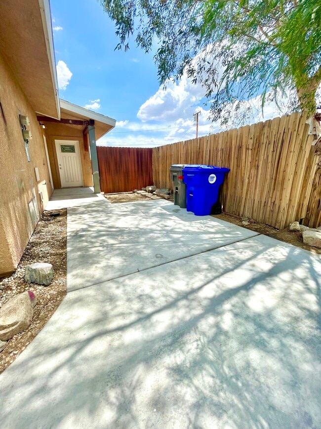 Foto del edificio - 6587 Oasis Ave