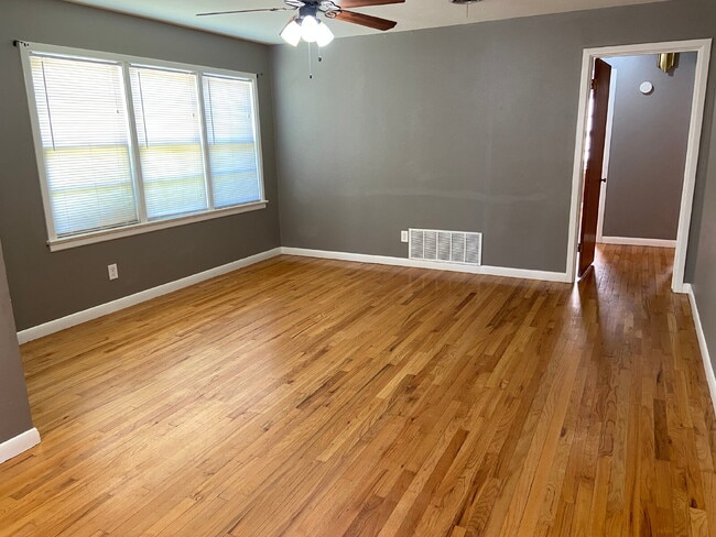 Building Photo - Spectacular Home With Classic Flair Locate...
