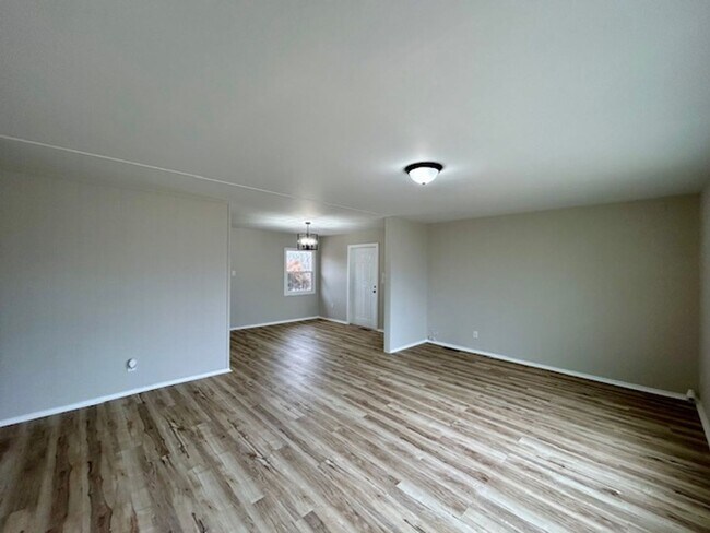 Foto del edificio - Stylishly Newly Renovated 3-bedroom, 1-bath Ranch Home