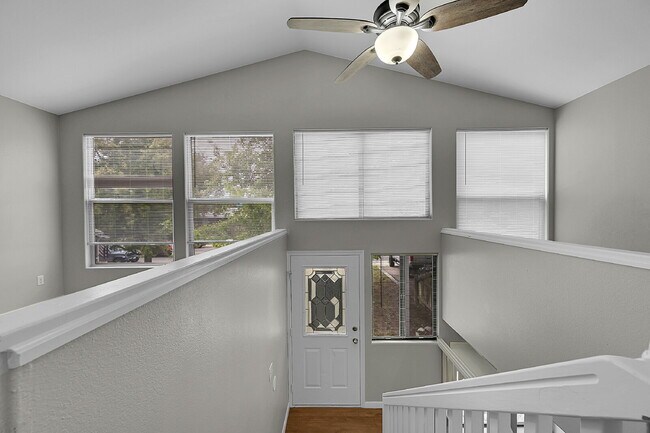 Foto del edificio - $2,490.95, 4 bed, 2.5 bath, located in Englewood