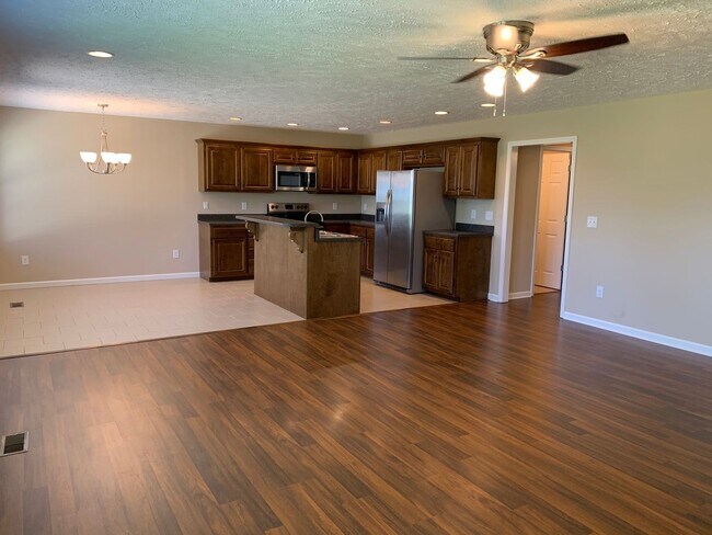 Building Photo - Beautiful 3 Bedroom, 2 Bath Home, With GAR...