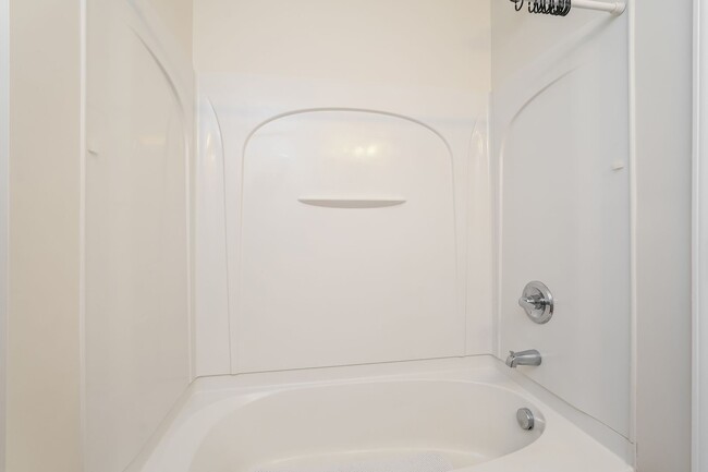 Building Photo - Beautiful Kept Upper Level 2 Bedroom 2 Ful...