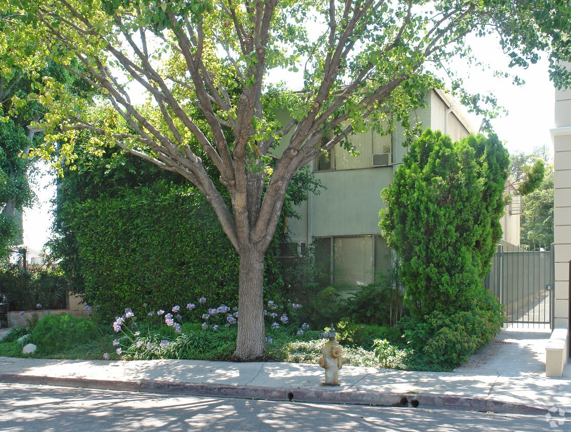 Building Photo - 629 N West Knoll Dr