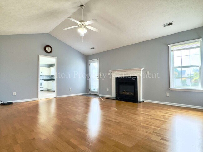 Building Photo - 3BR/2FB.$2300 per month