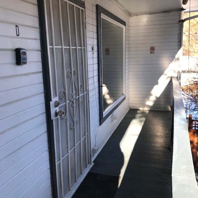 End unit, large deck - 81 Teachers Alley