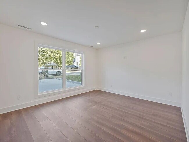 Foto del edificio - "Spacious 4-Bed Townhouse Oasis in Nashville – 2,500 Sq. Ft. of Modern Comfort!"