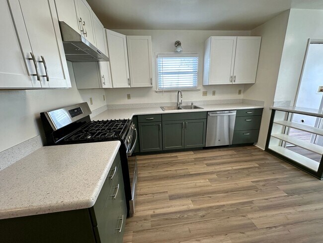 Building Photo - Rare Vine Street 2 Bedroom 1 Bathroom Char...
