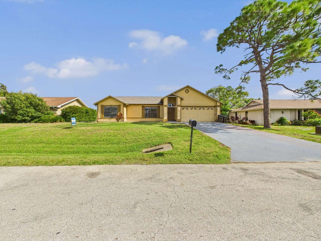 Primary Photo - Spacious 3BR/2BA Home with Screened Lanai & 2-Car Garage
