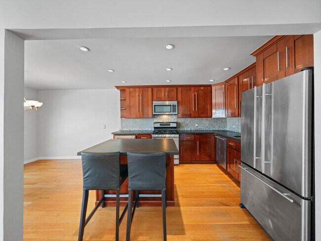 Foto del edificio - COMING SOON! Single Family Home in Sunny Bernal Heights - 4 br/3 ba - 2 Car Parking - Great Views...