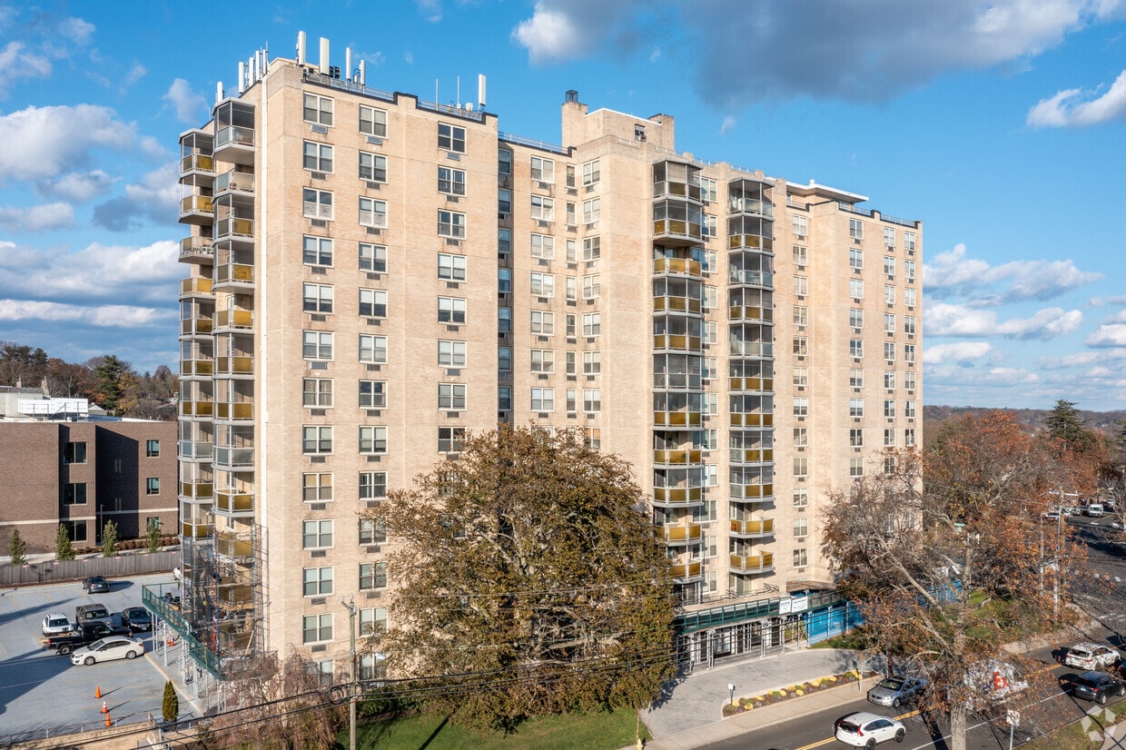 Regency Towers Apartments in Stamford, CT
