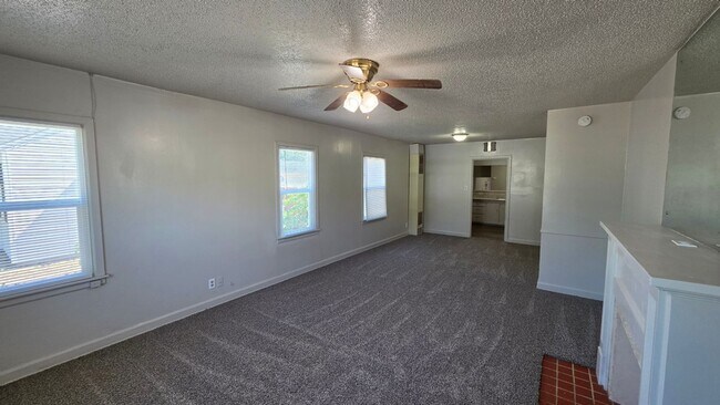 Foto del edificio - Spacious, Fresh, and Ready for Your Style: 3 Bed 2 Bath