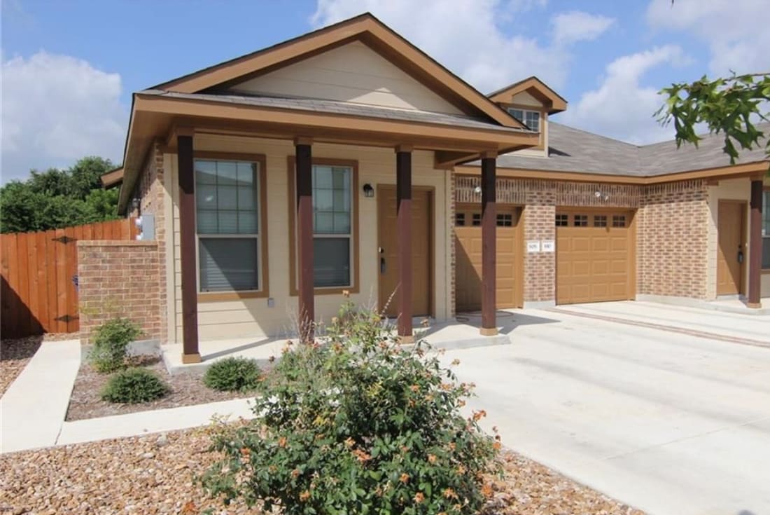 Primary Photo - 606 Creekside Cir