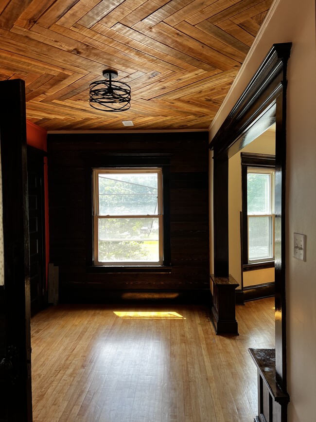Building Photo - 522 N 33rd St