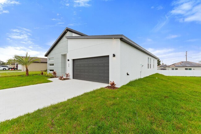 Building Photo - Deposit-Free! Modern, energy efficient hom...