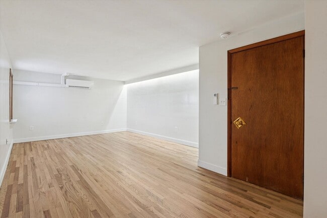 Building Photo - Available Immediately – 1B/1B Recently Renovated Unit