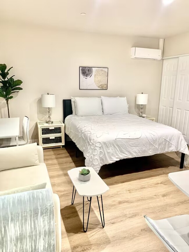 Building Photo - 3087 Channel Dr