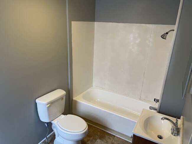 Building Photo - Move in Ready, 3 Bedroom 2 Baths!