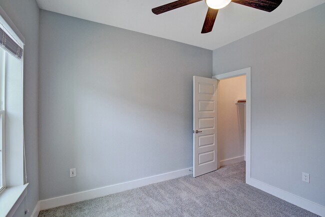 Foto del edificio - 28325 Birnham Woods Dr