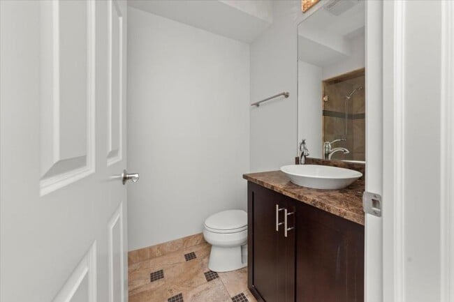 Building Photo - 3 bedroom in Chicago IL 60642