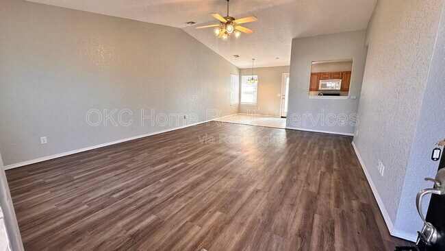 Foto del edificio - 5520 Bush Creek Way