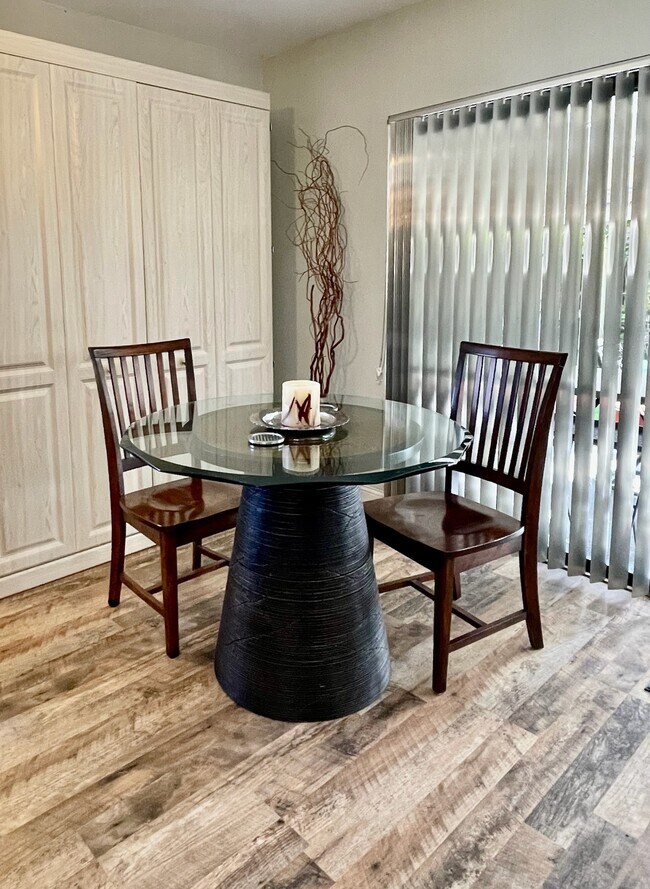 Foto del edificio - 1800 Embassy Dr