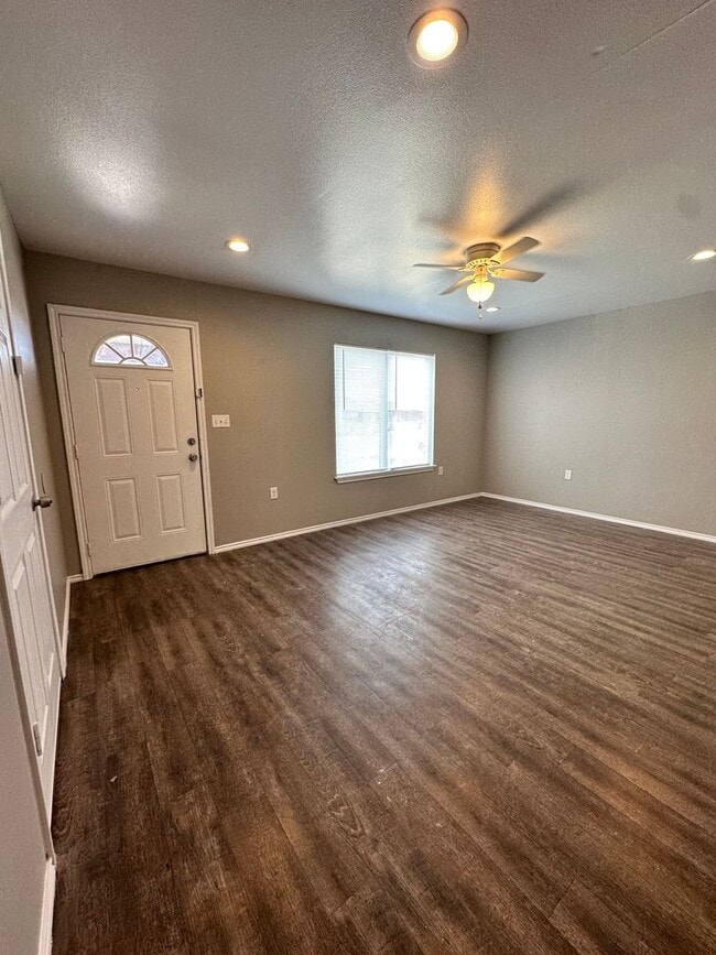 Building Photo - Move In Special 1/2 Off First Months Rent! - Cute 3 Bedroom Home Located In Chatman Hill