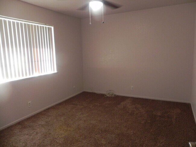 Building Photo - 2216 Peach Ave